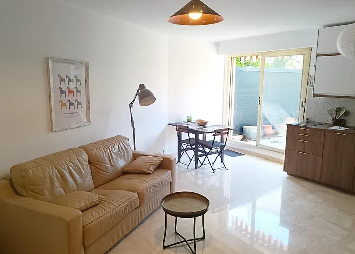 Refurbished With Terrace And Garden Apartmán