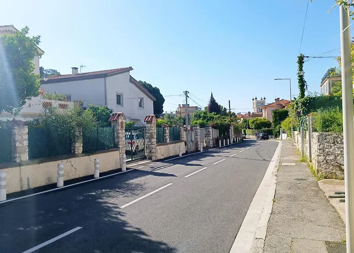 Refurbished With Terrace And Garden דירה *