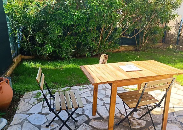 Refurbished With Terrace And Garden דירה *